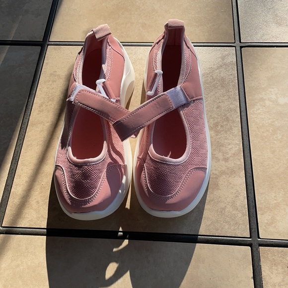 Never worn. Beautiful pastel pink walking shoes - Picture 4 of 6